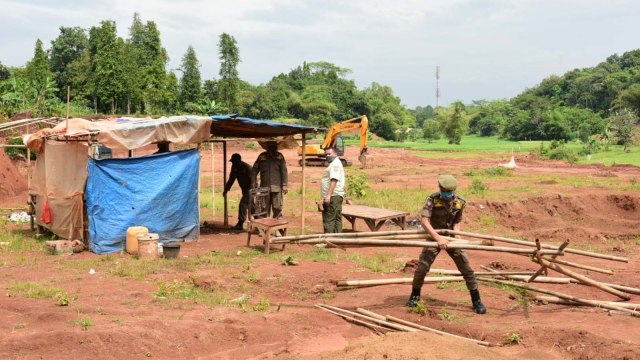 Aparat menutup tambang ilegal di Bekasi, Jawa Barat. Foto: Istimewa
