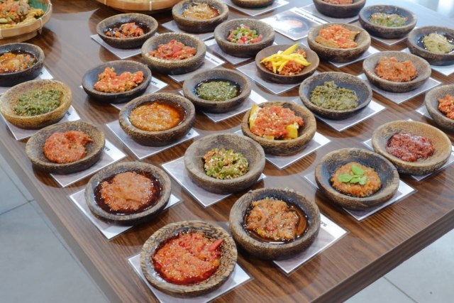 Berbagai jenis sambal yang ada di Bu Eva Spesial Sambal Bandar Lampung, Jumat (17/7) | Foto : Sidik Aryono/Lampung Geh