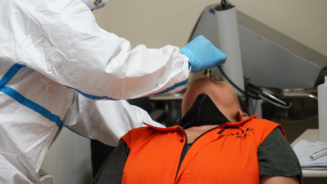 Tahanan KPK menjalani swab test. Foto: Humas KPK