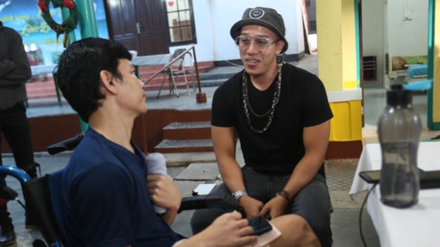 Ruri Repvblik jenguk vokalis elkasih yang mengidap stroke. Foto: Ruri Repvblik