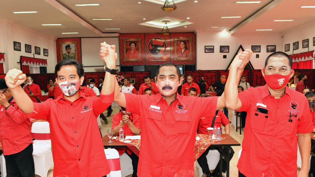 Gibran bersama Tim Komunikasi dan Medsos, Rudy Hadyatmo, dan Teguh Prakosa di DPD PDIP Jateng. Foto: Istimewa