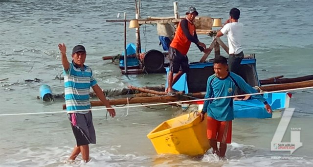 Gelombang tinggi menerjang perairan Ujung Genteng, Desa Ujung Genteng, Kecamatan Ciracap Kabupaten Sukabumi, Sabtu (18/7/2020). | Sumber Foto: Sukabumiupdate.com/RAGIL GILANG
