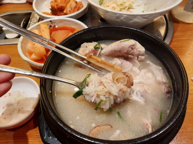 Sup samgyetang, favorit warga Korea Selatan di musim panas. Foto: Khiththati/acehkini