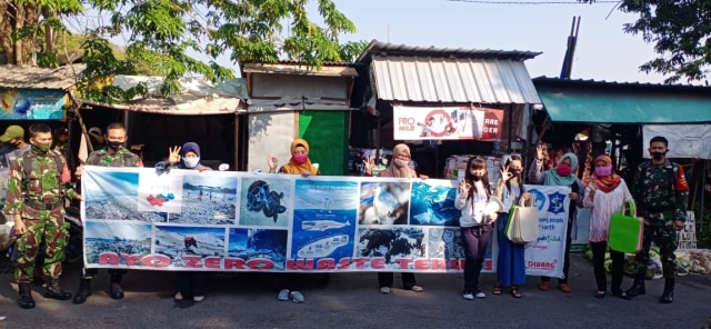 Jessica Adelia Putri dan Marsyanda Dewi Cinta Maharani melakukan kampanye diet kantong plastik bersama guru dan personil TNI di pasar Banyu Urip.  Foto oleh Ahmad (Sabtu, 18/7/20)