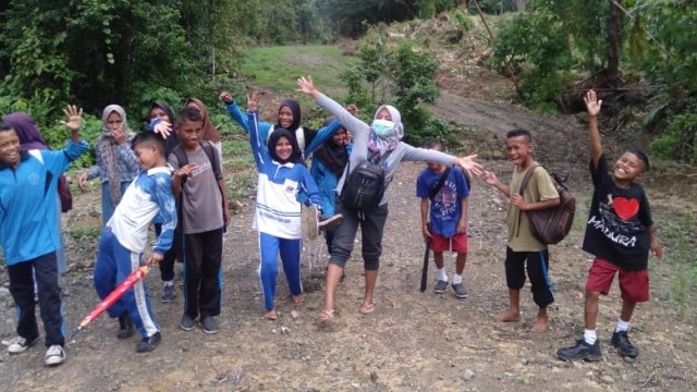 Werto Wailissahalong, guru honorer dari Pulau Seram dengan para muridnya di SMPN 16 Seram Bagian Timur, Maluku. Foto: Dok. Werto Wailissahalong