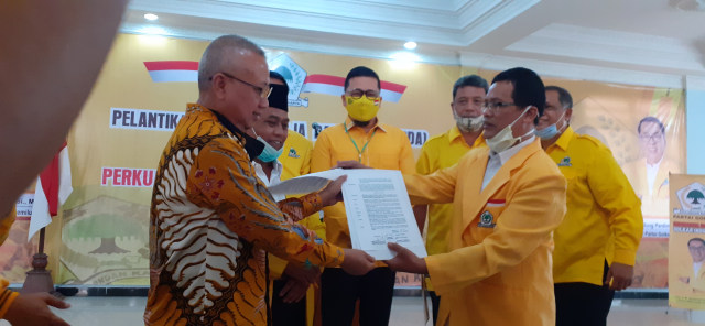 Ketua DPP Bagian Pemenangan Pemilu Partai Golkar, Ahmad Doni Kurnia Tanjung menyerahkan surat rekomendasi pasangan Suharsono-Totok Sudarto kepada Ketua Dewan Pengurus Daerah (DPD) Partai Golkar DIY, Gandung Pardiman dalam rapat kerja DPD Partai Golkar DIY di Gandung Pardiman Center. Foto: Erfanto.