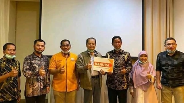Pasangan bakal calon petahana di Pilkada Kepri, Isdianto dan Suryani menemui Partai Hanura. Foto: Istimewa