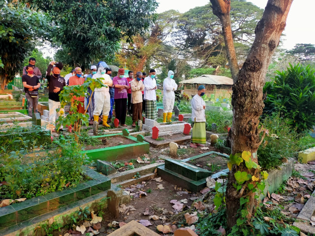 Pemakaman jenazah COVID-19. Foto: Ulul Azmi.