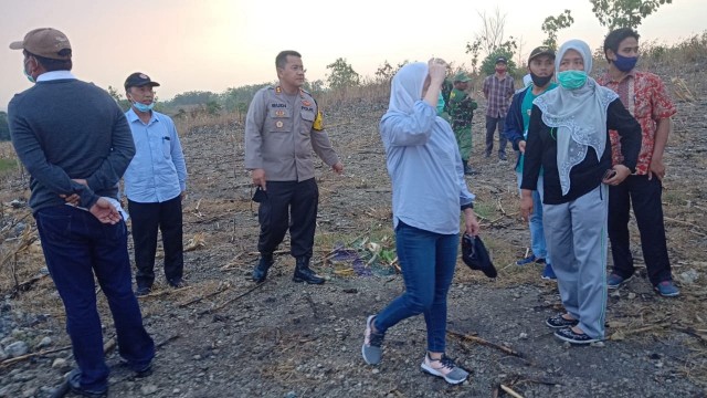 Bupati Bojonegoro, Dr Hj Anna Muawanah, saat laksanakan kunjungan sekaligus peninjauan terkait rencana pembangunan waduk Pejok Desa Pejok Kecamatan Kepohbaru. Sabtu (18/07/2020)