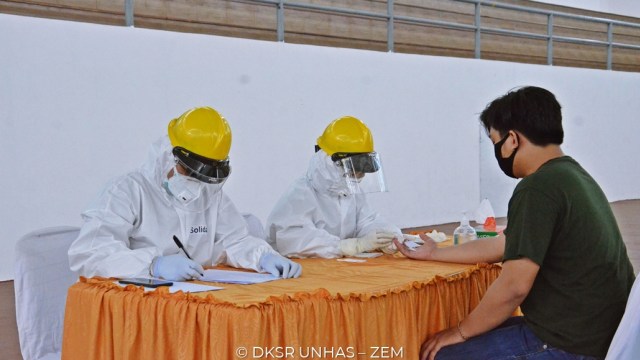 Dosen di UNHAS Makassar jalani tes swab corona. Foto: UNHAS
