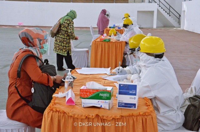 Dosen di UNHAS Makassar jalani tes swab corona. Foto: UNHAS