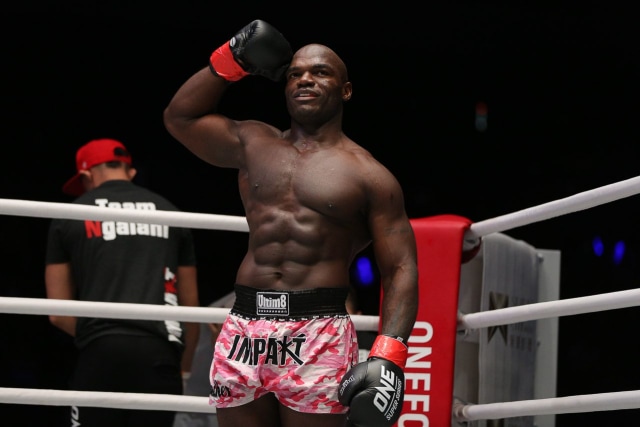Aksi Alain Ngalain saat berlaga di atas ring ONE Championship (ONE Championship)