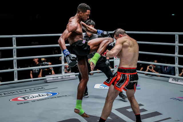 Serangan lutut terbang dari Brown Pinas saat berlaga dalam salah satu ajang ONE Championship (ONE Championship)