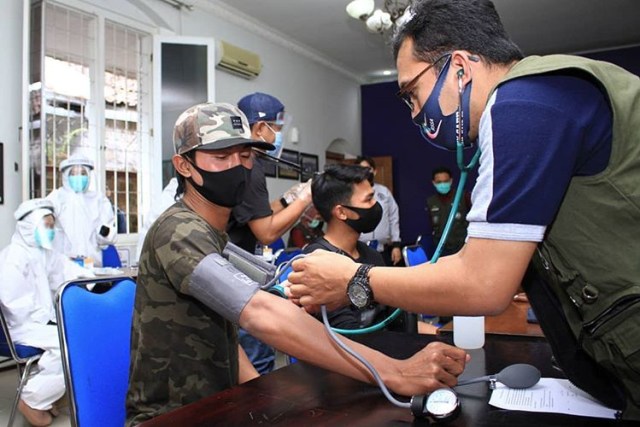 Proses rapid test gelombang pertama para punggawa Arema FC. Foto: Media Official Arema FC.