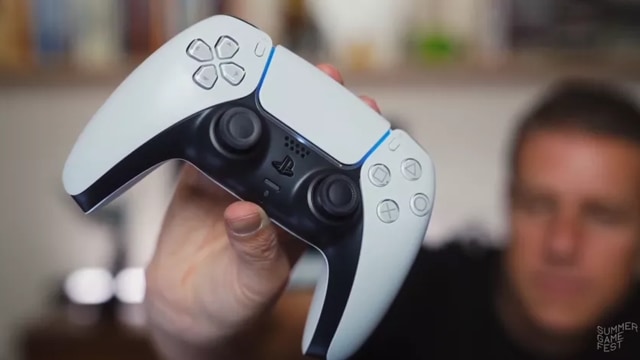 Controller DualSense untuk PlayStation 5. Foto: Summer Game Fest, Geoff Keighley