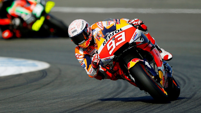 Pebalap Repsol Marc Marquez selama kualifikasi MotoGP Spanyol 2020 di Circuito de Jerez, Jerez, Spanyol, (18/7). Foto: Marcelo Del Pozo/REUTERS