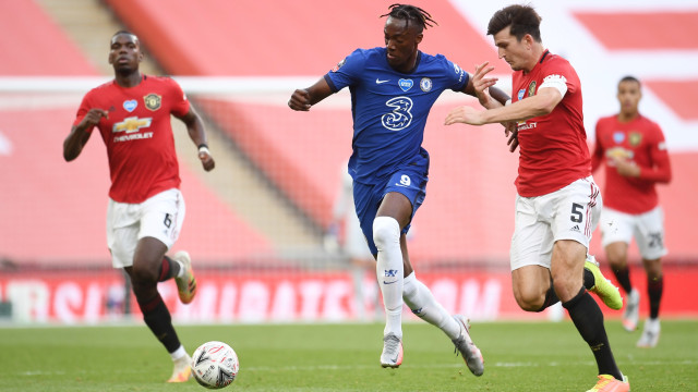 Pemain Chelsea Tammy Abraham berusaha melewati pemain Manchester United pada semifinal Piala FA di Stadion Wembley, London. Foto: Andy Rain/REUTERS