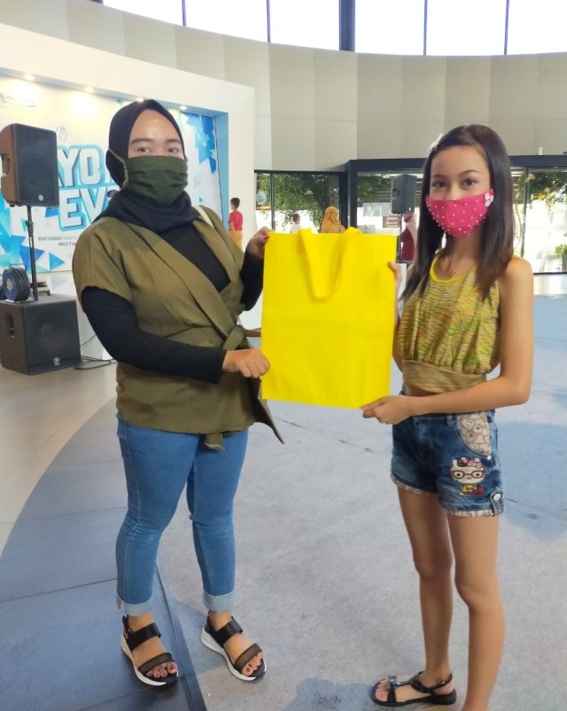 Marsyanda sedang membagikan tas belanja di salah satu mall. Foto oleh Ahmad (Minggu/12/7/20)