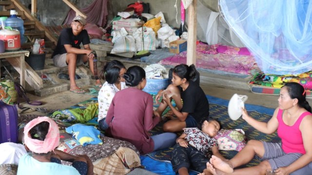 Warga membuat posko sendiri, enggan menempati posko yang telah disediakan BPBD Konawe, karena takut harta mereka dijarah. Foto: Geraldy Rakasiwi/kendarinesia.