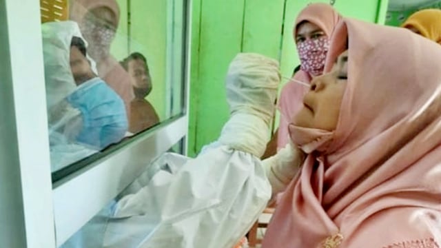 Tes swab yang dilakukan terhadap tenaga pengajar, Jumat (17/7) di MTsN 1 Kota Pariaman (Foto: Humas Pemko Pariaman)