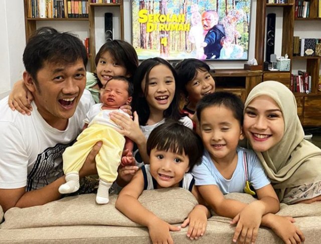  Zaskia Mecca bersama keluarganya. Instagram @zaskiadyamecca