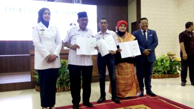 (kanan-kiri) Ketua PMI Jember Zaenal Marzuki bersama Rita Hapsari Ningtyas dan Haduri Wijaya beserta  Ketua PMI Jatim Mayjen TNI (Purn) Imam Utomo dan Bupati  Jember Faida. Foto: Dok. Istimewa