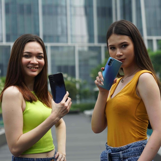 Dua model membawa Oppo Reno 4 warna Space Black dan Galactic Blue. Foto: Oppo
