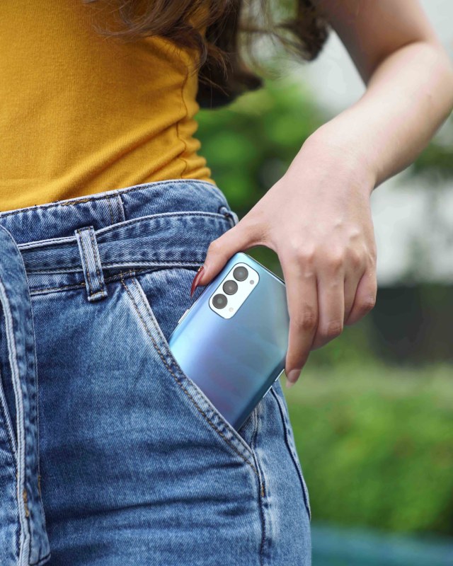 Seorang model membawa Oppo Reno 4 warna Galactic Blue. Foto: Oppo