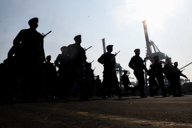 Prajurit TNI AL melakukan defile saat akan mengikuti Apel Geladi Tugas Tempur TK-3 (L-3) Koarmada I TA 2020 di Dermaga JICT, Tanjung Priok, Jakarta, Senin (20/7/2020).  Foto: M Adimaja/ANTARA FOTO