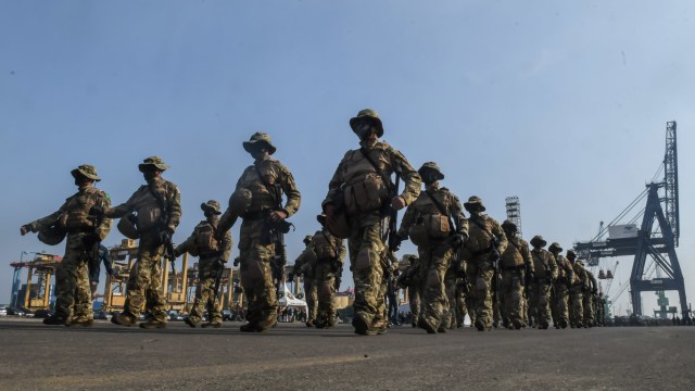 Prajurit Kopaska TNI AL melakukan defile saat akan mengikuti Apel Geladi Tugas Tempur TK-3 (L-3) Koarmada I TA 2020 di Dermaga JICT, Tanjung Priok, Jakarta, Senin (20/7/2020). Foto: M Adimaja/ANTARA FOTO