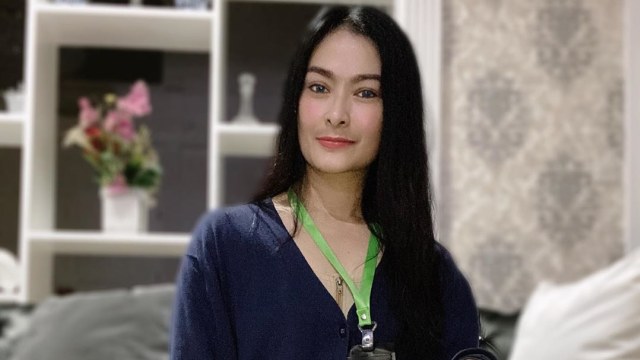 Iis Dahlia promo kalung Eucalyptus. Foto: Instagram/@isdadahlia