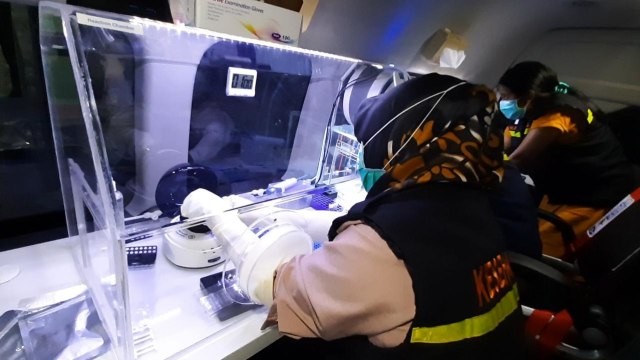 Tampilan bagian dalam Mobile Combat PCR yang diharapkan bisa mempercepat penghentian COVID-19 di Kabupaten Sintang. Foto: Dok Anwar Prokopim