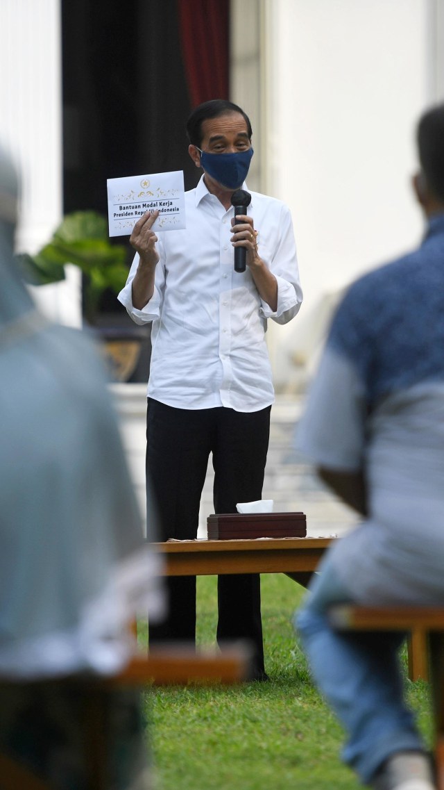 Presiden Joko Widodo (tengah) berpidato di sela acara pemberian bantuan modal kerja kepada pedagang kecil yang terdampak COVID-19 di halaman tengah Istana Merdeka, Jakarta, Selasa (21/7). Foto: Akbar Nugroho Gumay/ANTARA FOTO