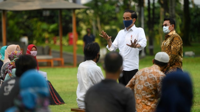 Presiden Joko Widodo (kedua kanan) berpidato di sela acara pemberian bantuan modal kerja kepada pedagang kecil yang terdampak COVID-19 di halaman tengah Istana Merdeka, Jakarta, Selasa (21/7). Foto: Akbar Nugroho Gumay/ANTARA FOTO