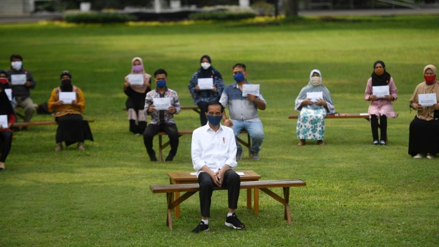 Presiden Joko Widodo berfoto bersama usai memberikan bantuan modal kerja kepada pedagang kecil yang terdampak COVID-19 di halaman tengah Istana Merdeka, Jakarta, Selasa (21/7/2020). Foto: Akbar Nugroho Gumay/ANTARA FOTO