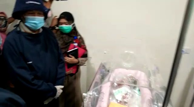 Plt Gubernur Kepri, Isdianto saat menjenguk bayi pengidap harlequin ichthyosis, di RS Graha Hermine, Batam. Foto: Zalfiega/kepripedia.com