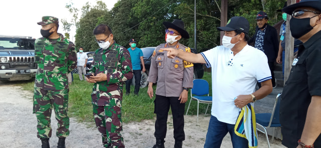 PENGUSAHA Kalteng, H Abdul Rasyid (baju putih) saat memperlihatkan sapi miliknya ke pejabat di Kalteng