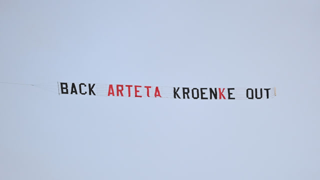 Pesawat terbang yang menampilkan spanduk bertuliskan 'Back Arteta Kroenke Out' saat pertandingan Arsenal melawan Aston Villa di Villa Park, Birmingham, Inggris. Foto: Shaun Botterill/REUTERS