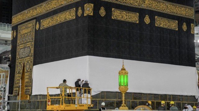 Kiswah Ka'bah digulung dan dilapisi kain putih menyambut haji 2020. Foto: Dok. ReasahAlharmain