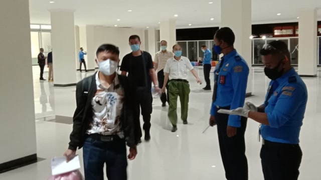 Ilustrasi TKA China yang akan bekerja di PT VDNI Konawe, saat tiba di Bandara Haluoleo. Foto: Geraldy Rakasiwi/kendarinesia.