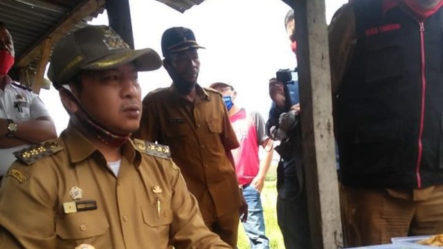 Bupati Tapanuli Utara Nikson Nababan bersama tim gabungan, usai mengecek lokasi palasik terekam CCTV. Foto: Dok. Istimewa
