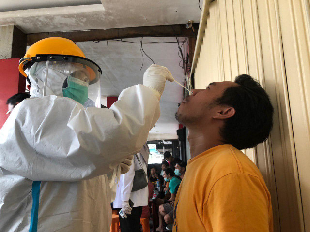 Petugas mengambil sampel swab pengungjung warung kopi. Foto: Dok Hi!Pontianak 
