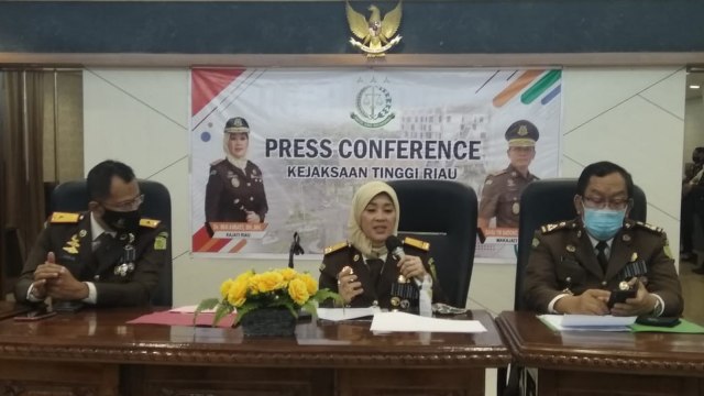 KEPALA Kejaksaan Tinggi (Kajati) Riau, Mia Amiati (tengah), Rabu (22/7/2020). 