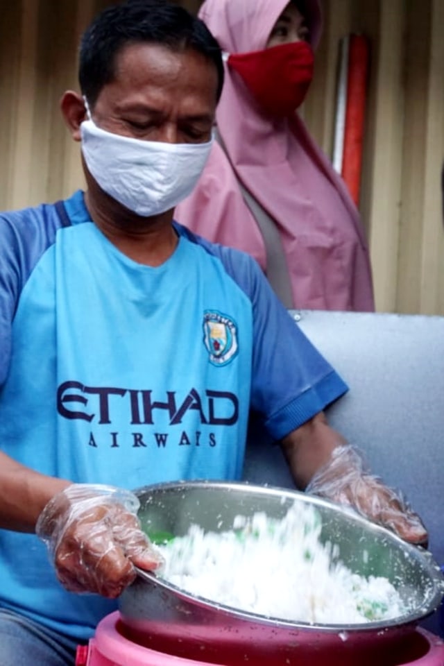Penjual klepon di Jalan Urip Sumoharjo, Gondokusuman, Yogyakarta. Foto: Arfiansyah Panji Purnandaru/kumparan
