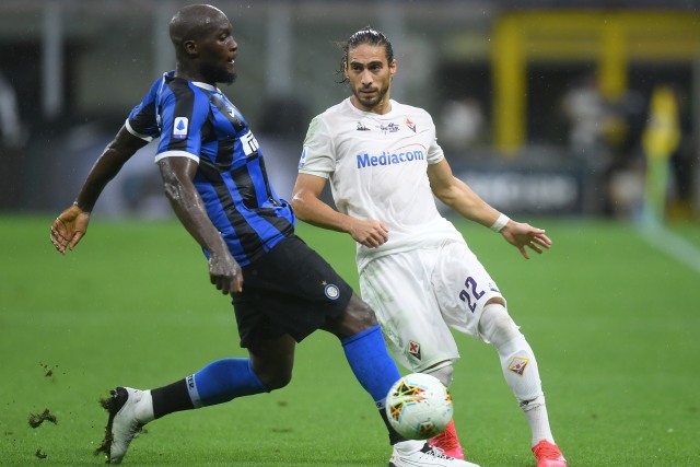 Pemain Inter Milan Romelu Lukaku, berebut bola dengan pemain Fiorentina Martin Caceres pada lanjutan Serie A di Stadion San Siro, Milan, Italia. Foto: Daniele Mascolo/REUTERS