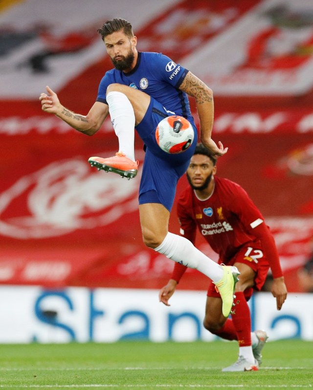Pemain Chelsea Olivier Giroud menguasai bola saat melawan Liverpool pada pada lajutan Premier League di Stadion Anfield, Liverpool, Inggris.
