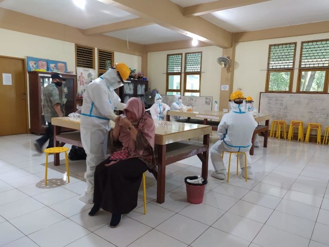 Petugas dari Dinas Kesehatan Kota Pontianak mengambil swab pada tenaga pengajar di Kalbar. Dok Hi!Pontianak