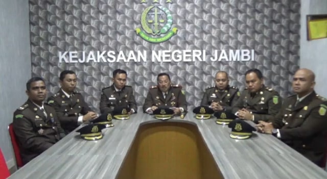 Kajari Jambi Rahman Dwi Saputra menyampaikan keterangan pers didampingi para sejumlah kepala seksi di lingkup Kejari Jambi. Foto: Yovy Hasendra