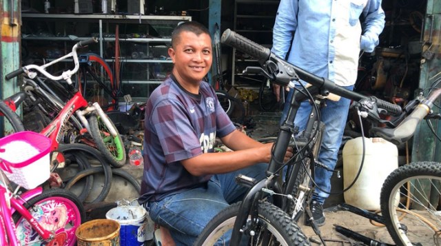 Biantoro (40) saat sedang memperbaiki salah satu sepeda. | Foto: Karja/Titiantoro