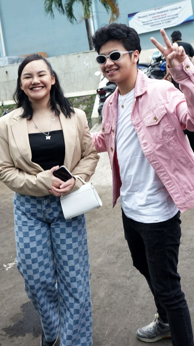 Penyanyi Bastian Steel dan Shafa Harris saat ditemui di kawasan Tendean, Jakarta Selatan, Kamis, (23/7). Foto: Ronny